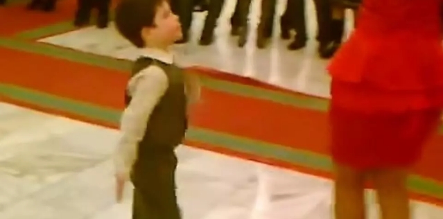 Video: 7-Jähriger tanzt auf Hochzeit und stiehlt allen die Show.